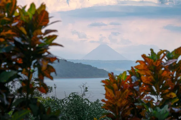 具有茂密热带树木的阿基里火山的前景 — 图库照片