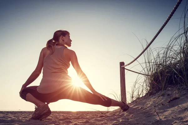 Frau Macht Dehnübungen Strand Bei Sonnenaufgang — Stockfoto