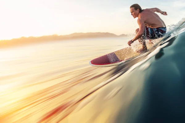 Surfista Recorre Perfecta Ola Oceánica Amanecer Desenfocar Agua Desenfocada — Foto de Stock