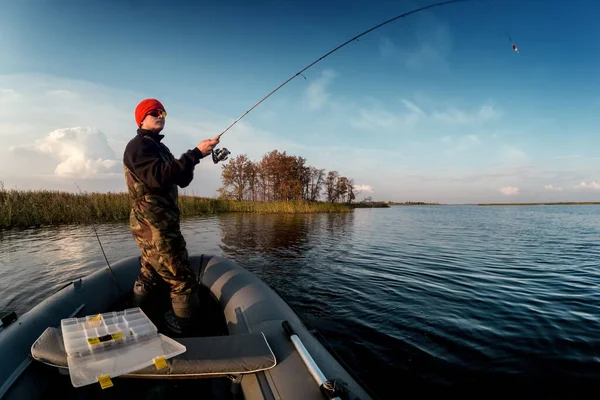 Uomo Pesca Dalla Barca Sul Lago Tramonto — Foto Stock