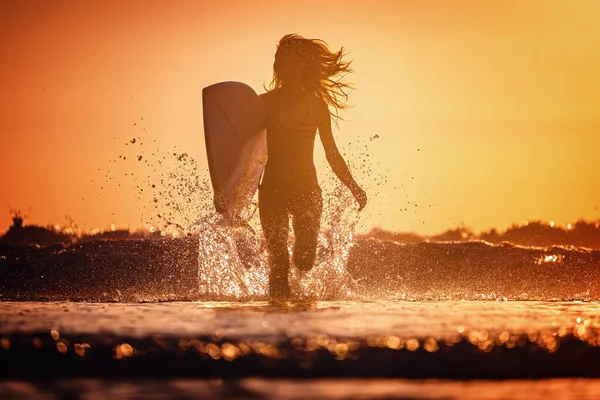 Une Jeune Femme Court Avec Une Planche Surf Avec Beaucoup — Photo