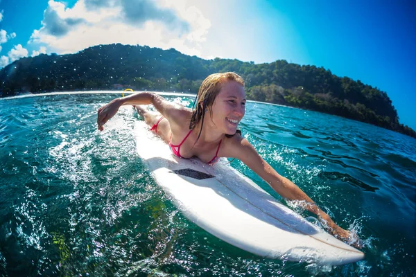 Femme Pagaie Planche Surf Avec Beaucoup Éclaboussures — Photo