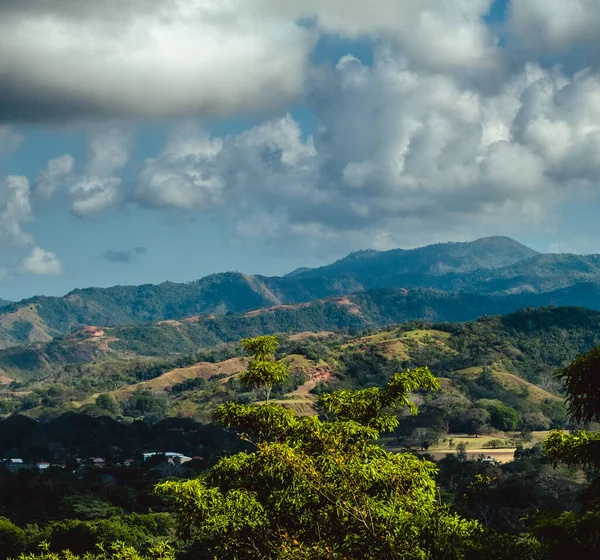 Paisagem Montanhosa Com Árvores Nuvens — Fotografia de Stock