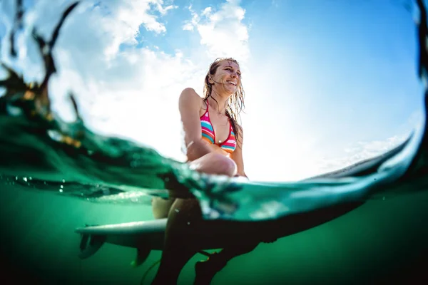 Dividido Tiro Com Vista Subaquática Mulher Feliz Sentado Prancha Surf — Fotografia de Stock