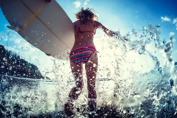Жінка Біжить Море Дошкою Серфінгу Безліччю Бризок — стокове фото