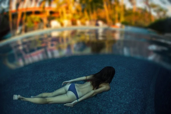 Une Femme Nage Sous Eau Dans Piscine Jardin Tropical Luxuriant — Photo