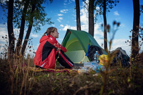 Jongedame Zit Bij Tent Het Wild — Stockfoto