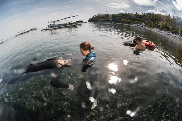 Бесплатное Обучение Дайверов Низких Водах Море Недалеко Побережья Амед Индонезия — стоковое фото