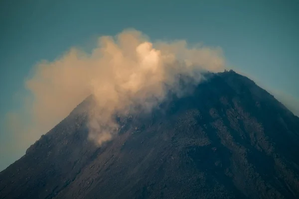 Arenal Aktív Vulkánjának Csúcspontja Füsttel Felhőkkel Costa Ricában — Stock Fotó