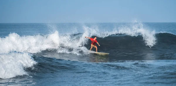 Homem Montando Onda Oceano — Fotografia de Stock