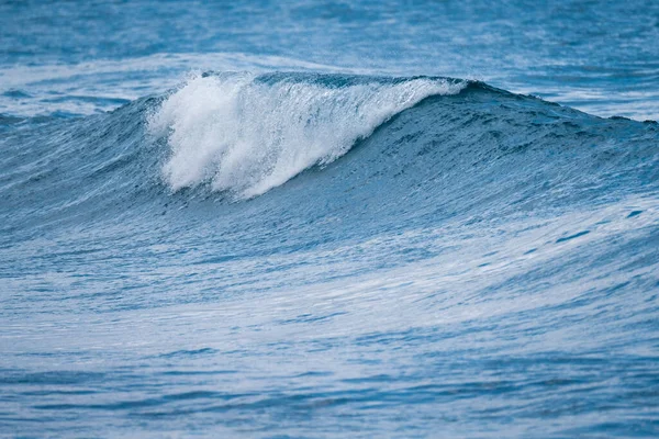 Mavi Dalga Denize Çarpıyor — Stok fotoğraf