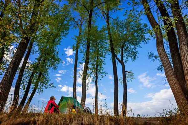 Genç Bayan Vahşi Bölgede Çadırın Yanında Oturuyor — Stok fotoğraf