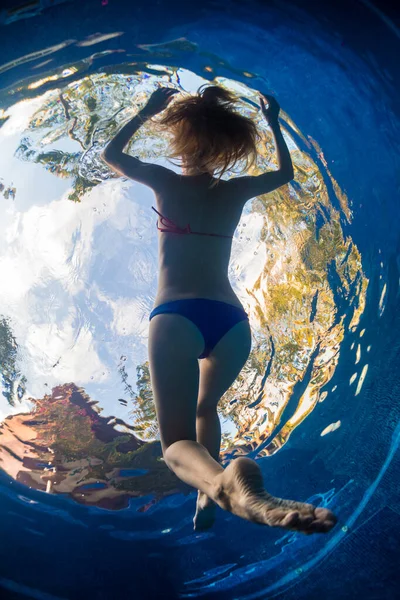 Podwodny Widok Młodą Kobietę Relaksującą Się Tropikalnym Basenie — Zdjęcie stockowe