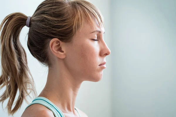 Young Woman Relaxing Closed Eyes — Stock Photo, Image