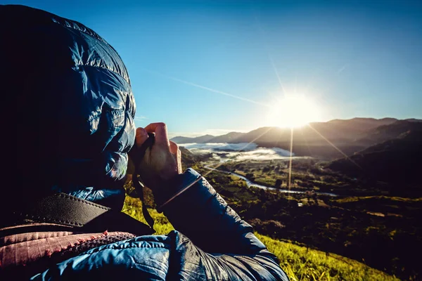 Fotograaf Maakt Een Foto Van Zonsopgang Heuvels — Stockfoto