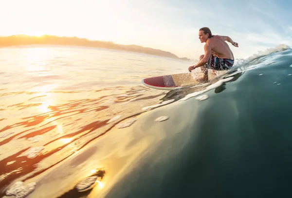 Surfař Jezdí Dokonalé Vlně Oceánu Při Východu Slunce — Stock fotografie