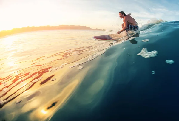Sörfçü Gün Doğumunda Mükemmel Bir Okyanus Dalgası Sürer — Stok fotoğraf