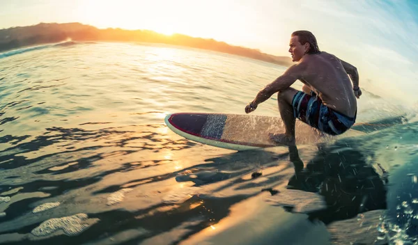 Junger Mann Surft Bei Ruhigem Sonnenaufgang Auf Der Meereswelle — Stockfoto