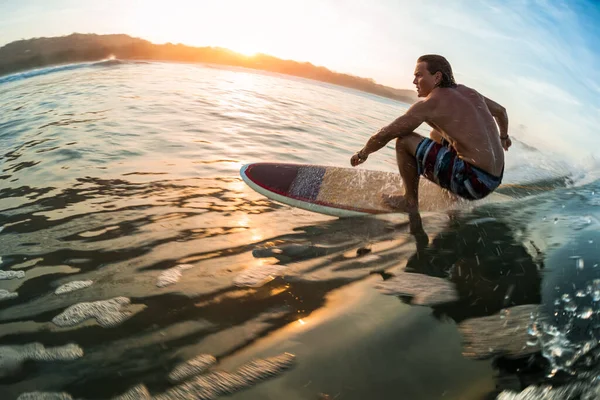 Młody Człowiek Surfuje Oceanie Spokojnym Wschodzie Słońca — Zdjęcie stockowe