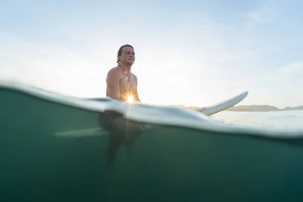 Dalgayı Bekleyen Genç Sörfçünün Görüntüsü — Stok fotoğraf