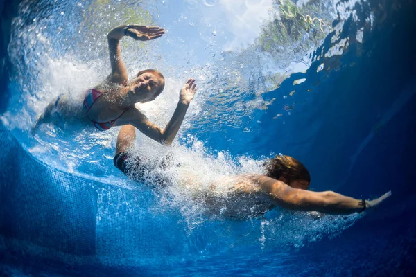 Unterwasseraufnahme Von Paar Das Den Pool Springt — Stockfoto