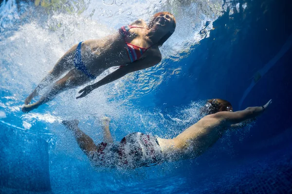 Підводний Знімок Пари Стрибає Басейні — стокове фото
