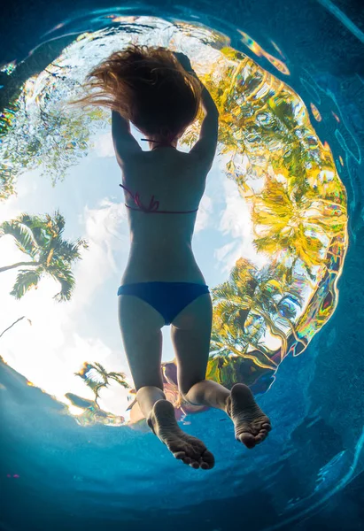 Kadının Tropikal Bahçedeki Havuzda Dinlenirken Sualtı Çekimi — Stok fotoğraf