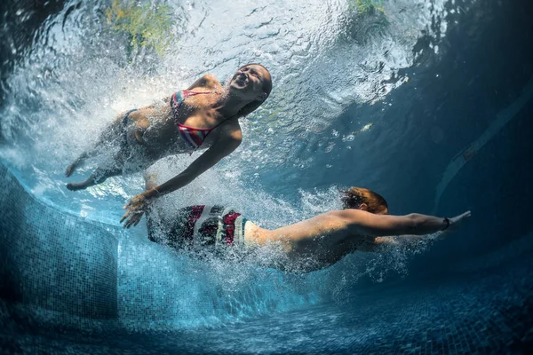 Podvodní Záběr Pár Skákání Bazénu — Stock fotografie