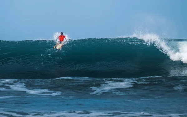 Surfista Passando Grande Onda Oceânica — Fotografia de Stock