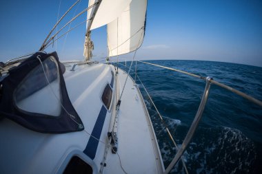 Tropikal denizde yat gezintisi.
