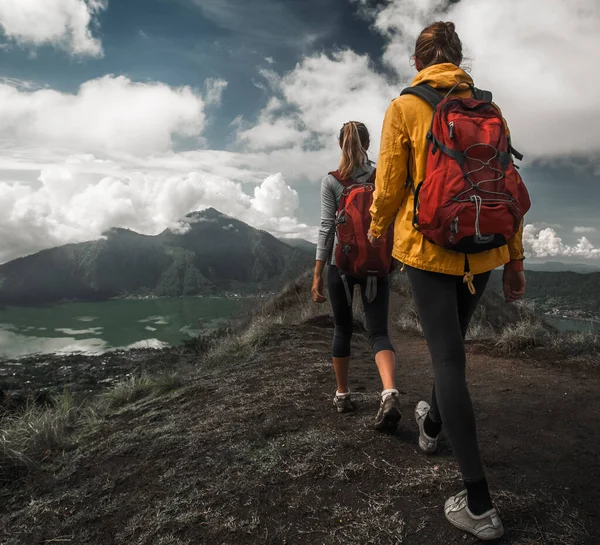 Twee Vrouwelijke Wandelaars Lopen Bergen — Stockfoto