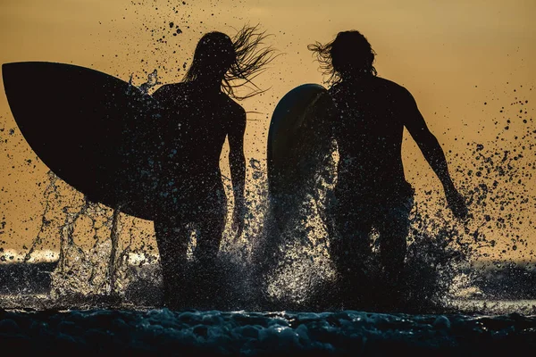 Pár Surfařů Běhá Prkny Spoustou Cákanců — Stock fotografie