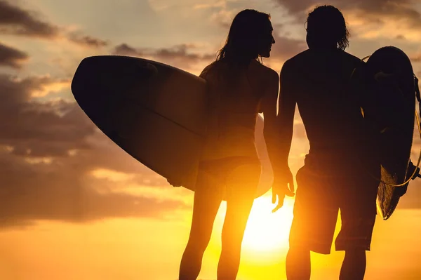 Couple Surfers Standing Beach Boards Sunset — Stock Photo, Image
