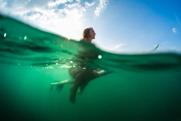 Split Shot Happy Girl Sitting Surf Board Ocean — Stock Photo, Image