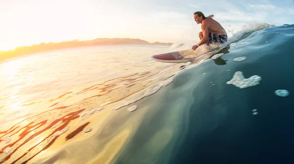 Surfař Jezdí Dokonalé Vlně Oceánu Při Východu Slunce — Stock fotografie