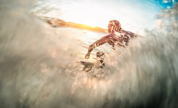 Surfer Reitet Bei Sonnenaufgang Auf Der Brechenden Welle — Stockfoto