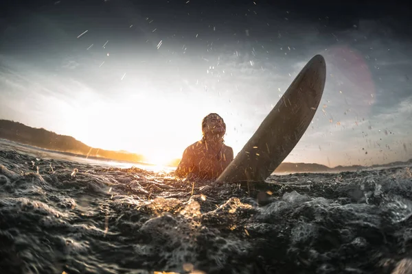 Mutlu Bir Adam Sörf Tahtasıyla Okyanusta Dalgalar Kırarak Hareket Eder — Stok fotoğraf