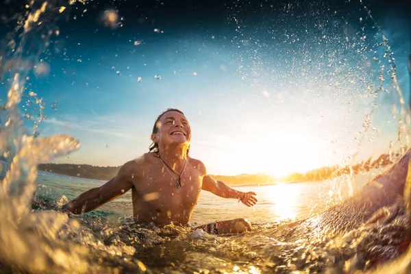 Glücklicher Surfer Sitzt Bord Ozean — Stockfoto