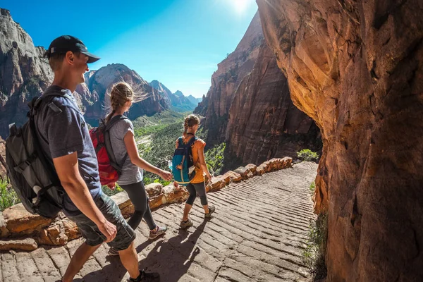 Группа Друзей Туристов Спускающихся Лестнице Наслаждающихся Видом Национальный Парк Зайон — стоковое фото