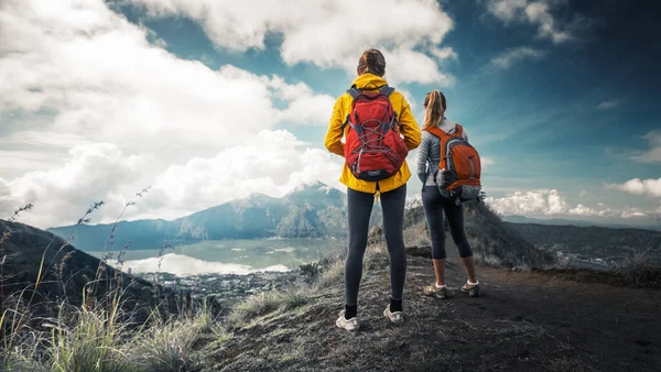 Dva Turisté Stojí Vrcholu Hory Užívají Výhled Údolí — Stock fotografie