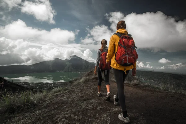 Två Kvinnliga Vandrare Går Berg — Stockfoto