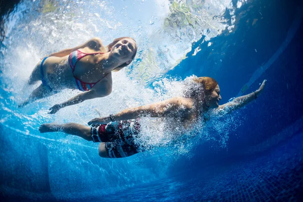 Havuza Atlayan Çiftin Sualtı Görüntüsü — Stok fotoğraf