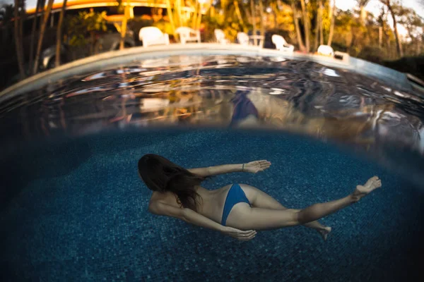 Rozdělit Záběr Mladé Ženy Plavat Bazénu Obklopený Tropickými Stromy — Stock fotografie