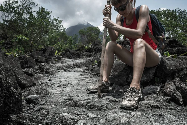 Jeune Randonneuse Reposant Sur Piste Lave Dure Rocheuse Avec Volcan — Photo