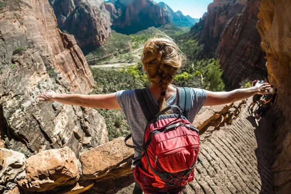 Wanderer Mit Rucksack Steht Mit Erhobenen Händen Rand Und Blickt — Stockfoto