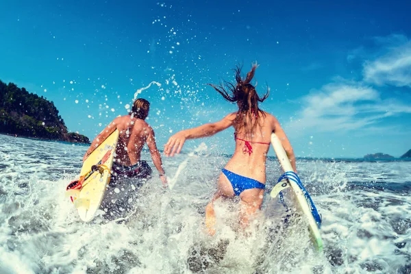 Een Paar Surfers Rennen Met Planken Veel Spatten — Stockfoto