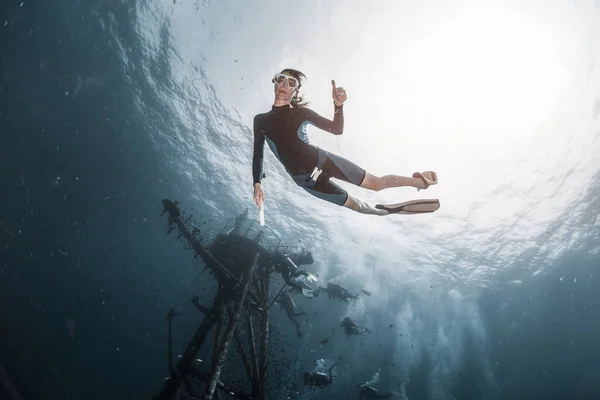 Tiro Subaquático Mulher Mergulhador Livre Nadando Perto Navio Naufrágio — Fotografia de Stock