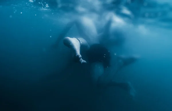 Couple Joue Sous Eau Effectue Une Danse Imrovisation Par Contact — Photo