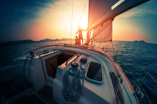Genç Çift Tropikal Denizde Hareket Eden Yelkenli Tekneden Gün Batımının — Stok fotoğraf