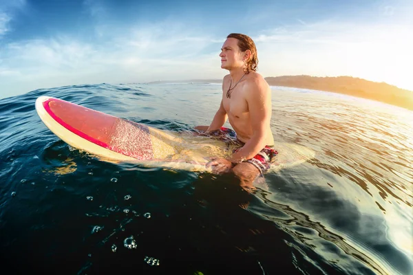 Jeune Homme Assoit Sur Planche Surf Dans Océan Attend Vague — Photo